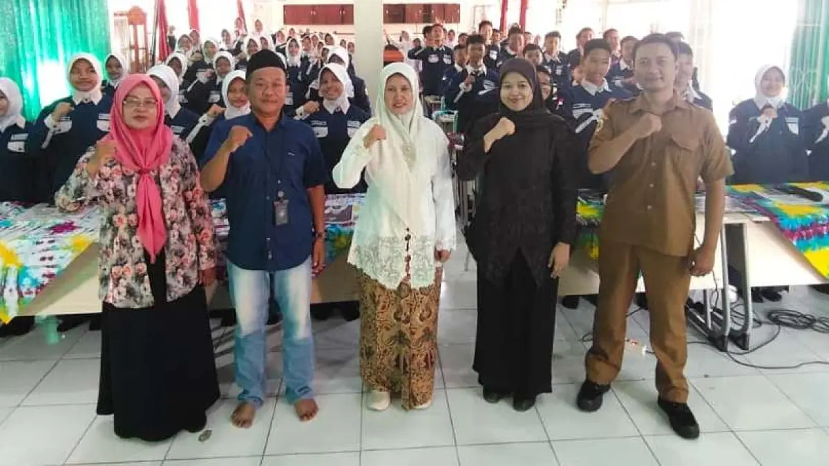 SKILL BARU: Kepala SMPN 1 Bangsal Farida Hanim membuka kegiatan jurnalis mengajar yang digelar Jawa Pos Radar Mojokerto, kemarin (21/4). (Oce JPRM)
