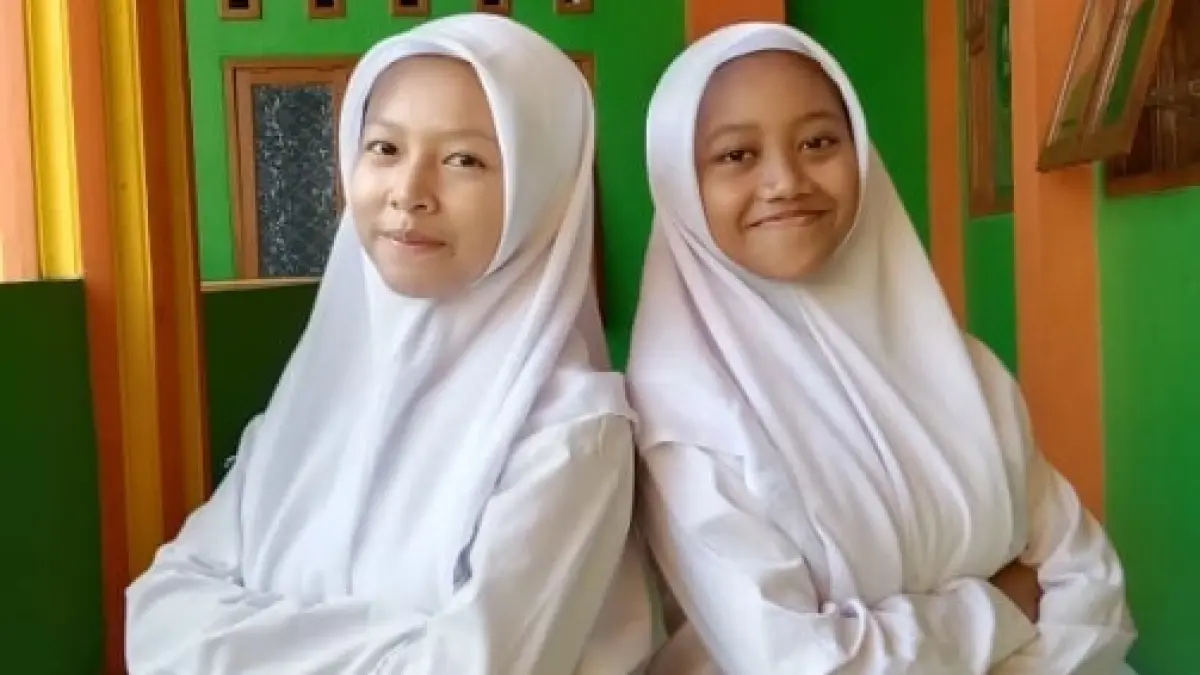 Yasmine Annisa Fatimatuzzahra dan Quinnsha Milano, Kelas 9 Social Class MTs 2 Nurul Islam Mojokerto.

