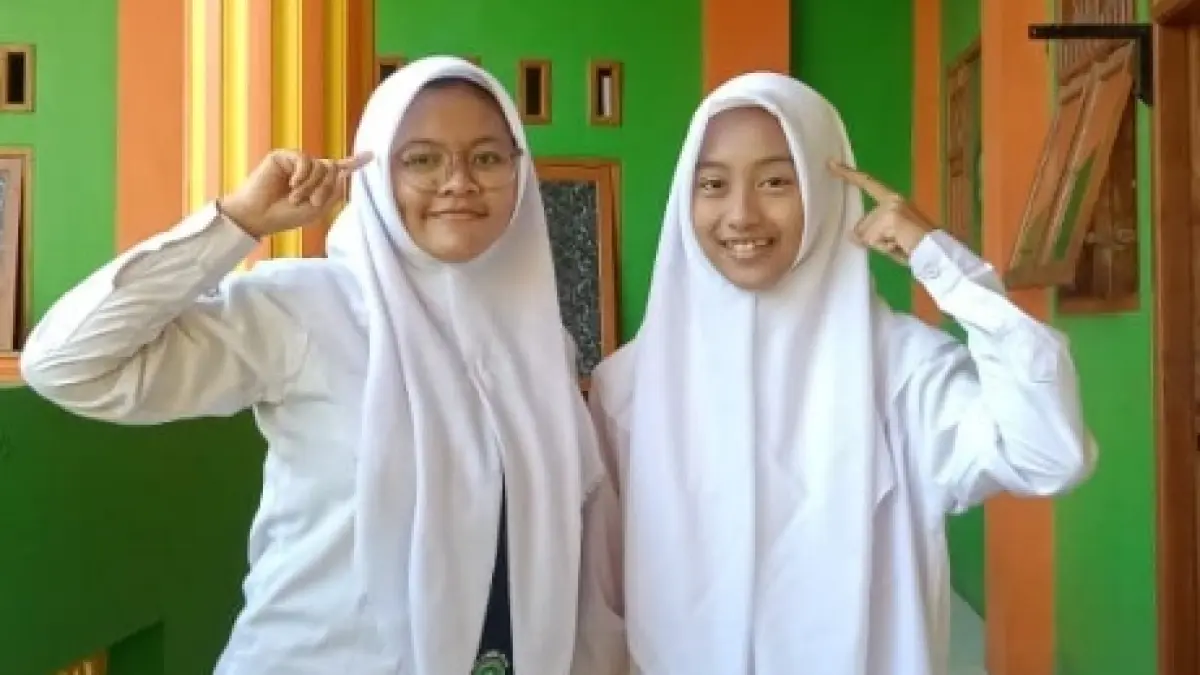 Amira Rachma Salsabillah dan Naysila Mutiara Kasih, 9 Social Class MTs 2 Nurul Islam Mojokerto. Pembimbing: Inayatu Khoirul Magfiroh, M. Pd.
