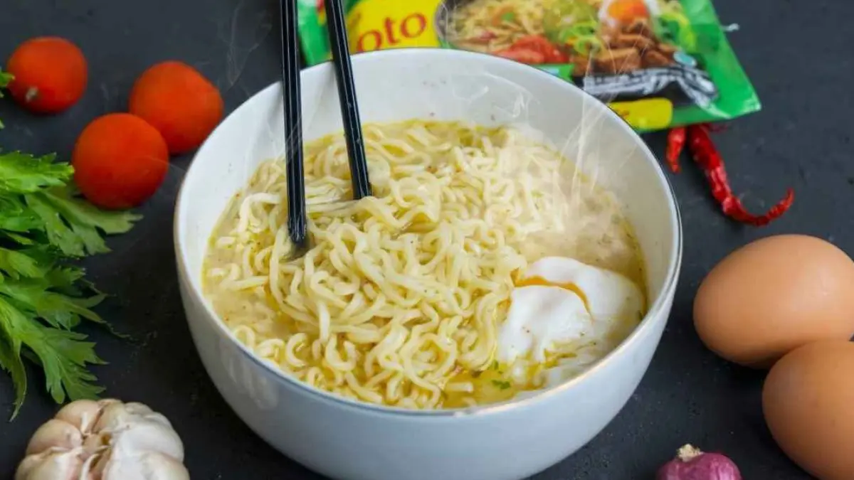 Angkringan dan Warmindo (Warung Makan Indomie).