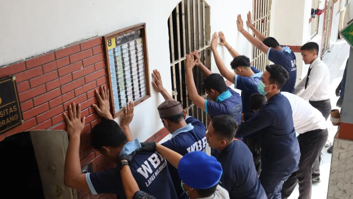 ANTISIPASI: Petugas Lapas Kelas II-B Mojokerto menggeledah warga binaan untuk memastikan tidak ada barang terlarang yang masuk ke dalam lapas, kemarin (22/4).&nbsp;(Adi JPRM)