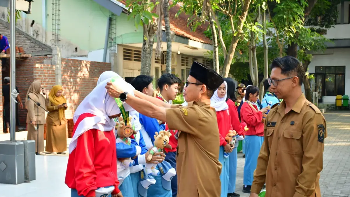 BERI SEMANGAT: Kepala SMAN 2 Mojokerto Abdul Salam dan Waka Kesiswaan Shyndu Utomo saat memberikan apresiasi dan motivasi dalam program kegiatan pembelajaran dan pembinaan prestasi. (Oce JPRM)