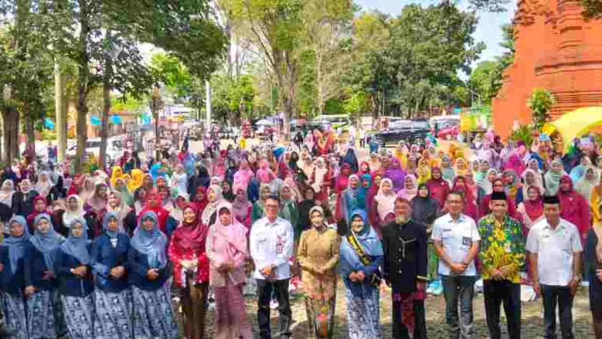 Peserta dan para undangan Parade Kartini Guru PAUD Non Formal dalam rangka memperingati Hari Kartini 2026, Rabu (22/4), di RTH Sooko. 