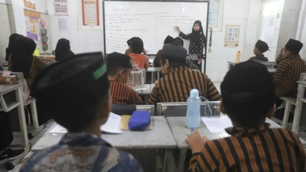 POLEMIK PENDIDIKAN: Aktivitas kegiatan belajar mengajar di MI Nurul Huda 1 (Minuhasa), Kelurahan Miji, Kecamatan Kranggan, Kota Mojokerto, Rabu (15/4) lalu. Madrasah ini salah satu lembaga pendidikan swasta yang tidak menyerap Bosda tahun 2026. (Sofan JPRM)