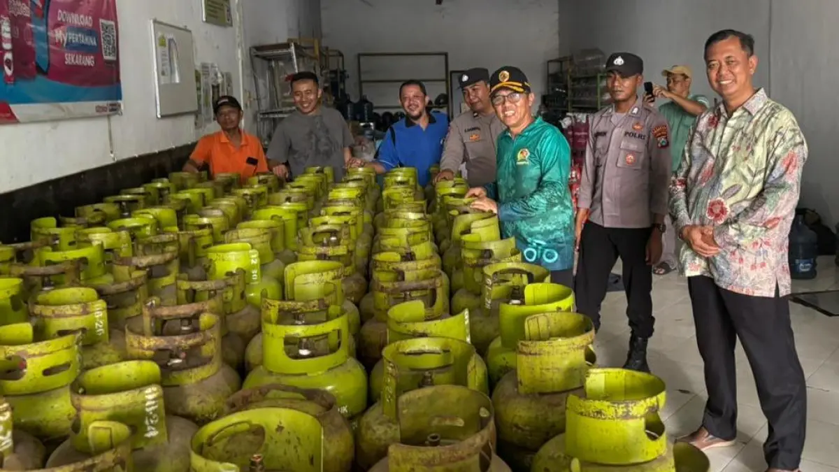 RESPONSIF: Sekdakab Mojokerto Teguh Gunarko dan Kepala Disperindag Kabupaten Mojokerto Noerhono saat melakukan pengecekan stok elpiji di pangkalan Kecamatan Kemlagi beberapa waktu lalu. (Dori JPRM)