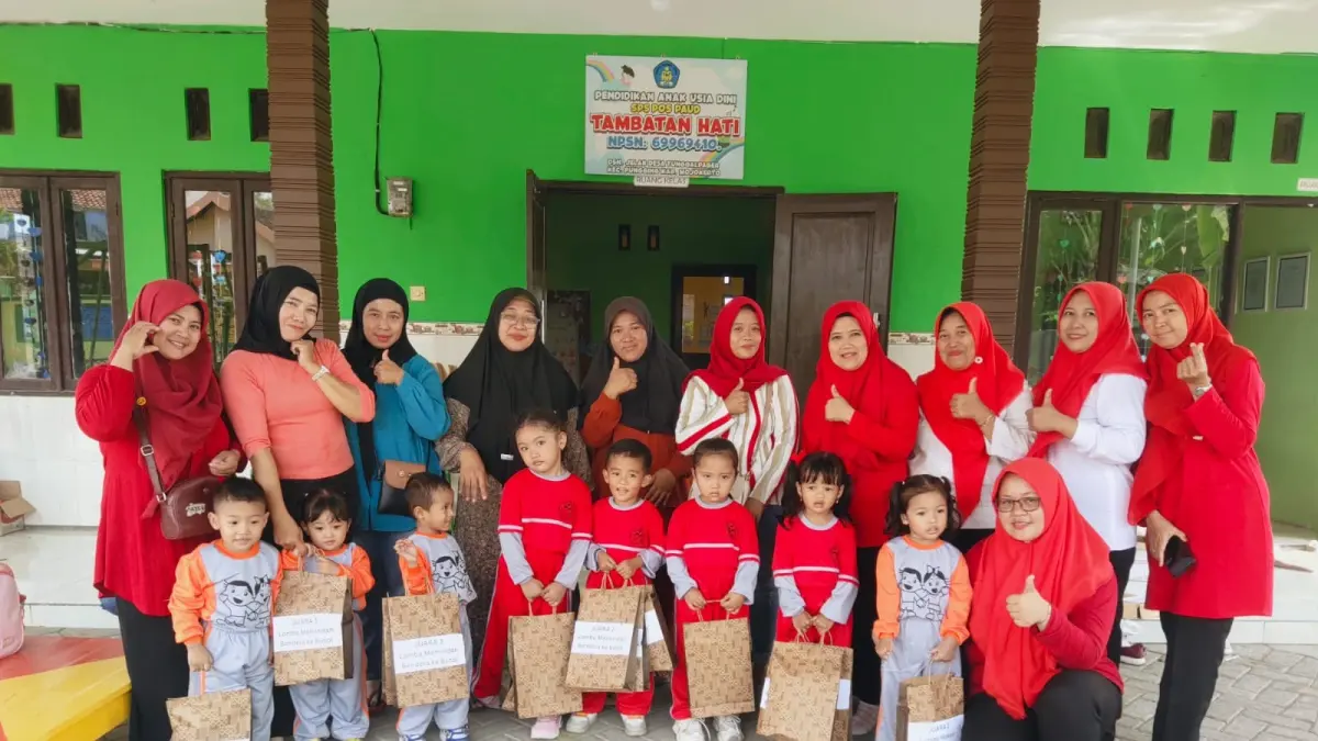 SEMANGAT:&nbsp;Tenaga pendidik dan para siswa setelah acara HUT RI tahun lalu di depan Gedung PAUD.