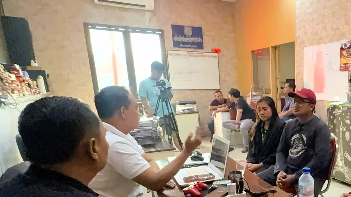 TINGGAL PENYESALAN: Inge Marita (dua dari kanan) saat dimediasi petugas di Mapolres Mojokerto Kota, Minggu (18/4). (Martda JPRM)