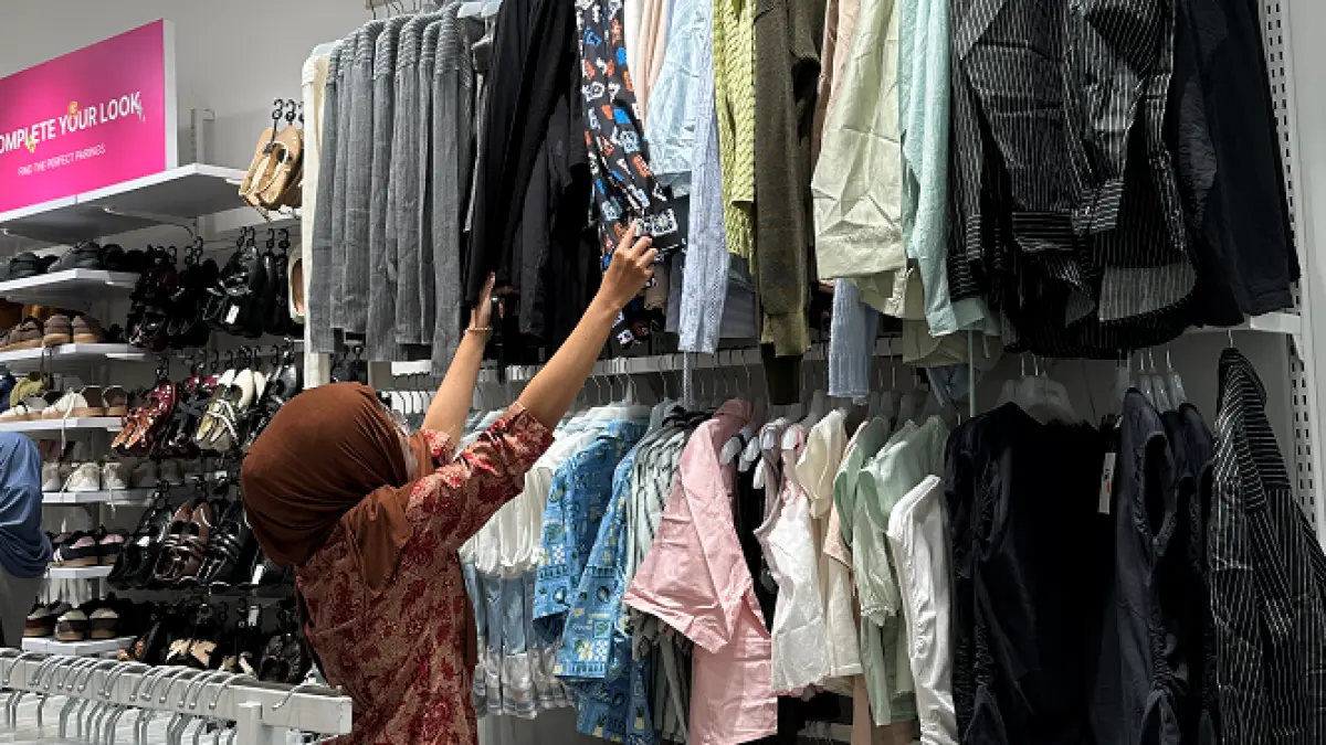 VARIATIF: Salah satu pengunjung Colorbox sedang memilih salah satu fashion yang lagi tren saat ini.