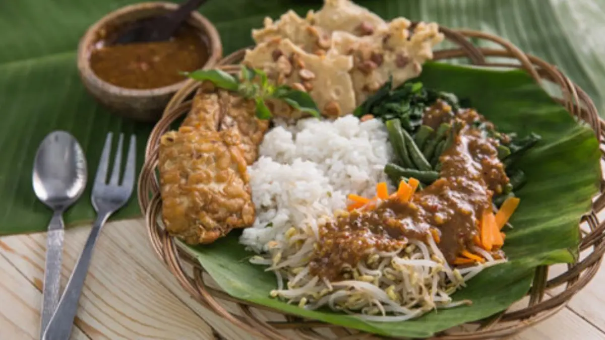 Warung Nasi Pecel Pinggir Jalan.