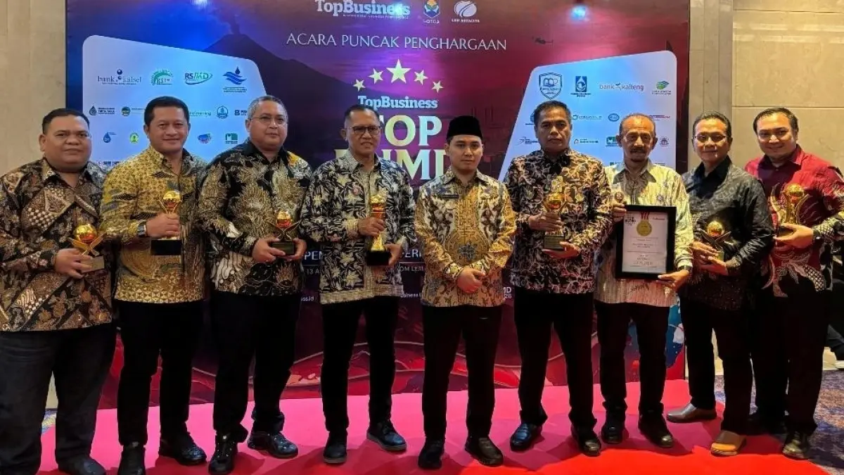 KADO ULTAH : Bupati Mojokerto Dr. H. Muhammad Albarraa, Lc, M.Hum didampingi Sekdakab Teguh Gunarko dan jajaran manajemen RSUD Prof. dr. Soekandar Kabupaten Mojokerto foto bersama usai meraih Penghargaan TOP Pembina di Dian Ballroom Hotel Raffles Jakarta, Senin (13/4). 