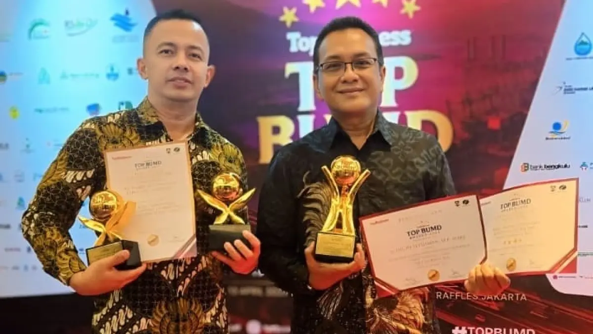 PRESTISE:Plt Direktur RSUD Prof. dr. Soekandar dr. Gigih Setijawan, Sp.P, MARS,FIRS (kanan) dan Plt Wadir Pelayanan RSUD Prof. dr. Soekandar dr. Anggono Ratma Arfianto, Sp.A (kiri), menunjukkan penghargaan TOP Pembina bagi Bupati Mojokerto, TOP CEO bagi Direktur RSUD Prof. dr. Soekandar, TOP BUMD Awards 2026 Bintang 4 dan Top BUMD Bidang inovasi operasional dan layanan.