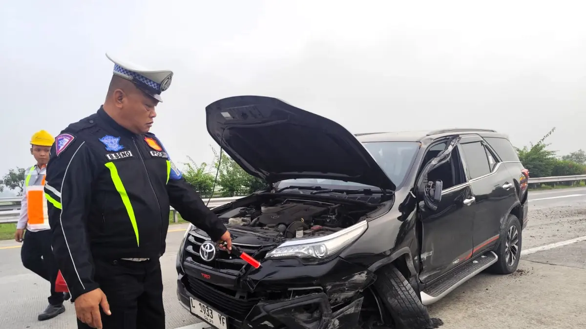CELAKA: Petugas melakukan penanganan mobil Toyota Fortuner nopol L 1933 YF yang celaka di Tol Jomo KM 707+800 B, Kamis (23/4) pagi.