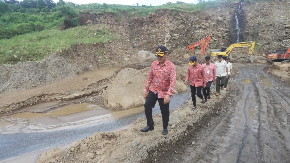 DITELUSURI: Tim Terpadu Pertambangan MBLB Kabupaten Mojokerto menemukan adanya aktivitas galian C ilegal di kaki Gunung Anjasmoro, tepatnya di Desa Wiyu, Kecamatan Pacet, kemarin (23/4). (Sofan JPRM)
