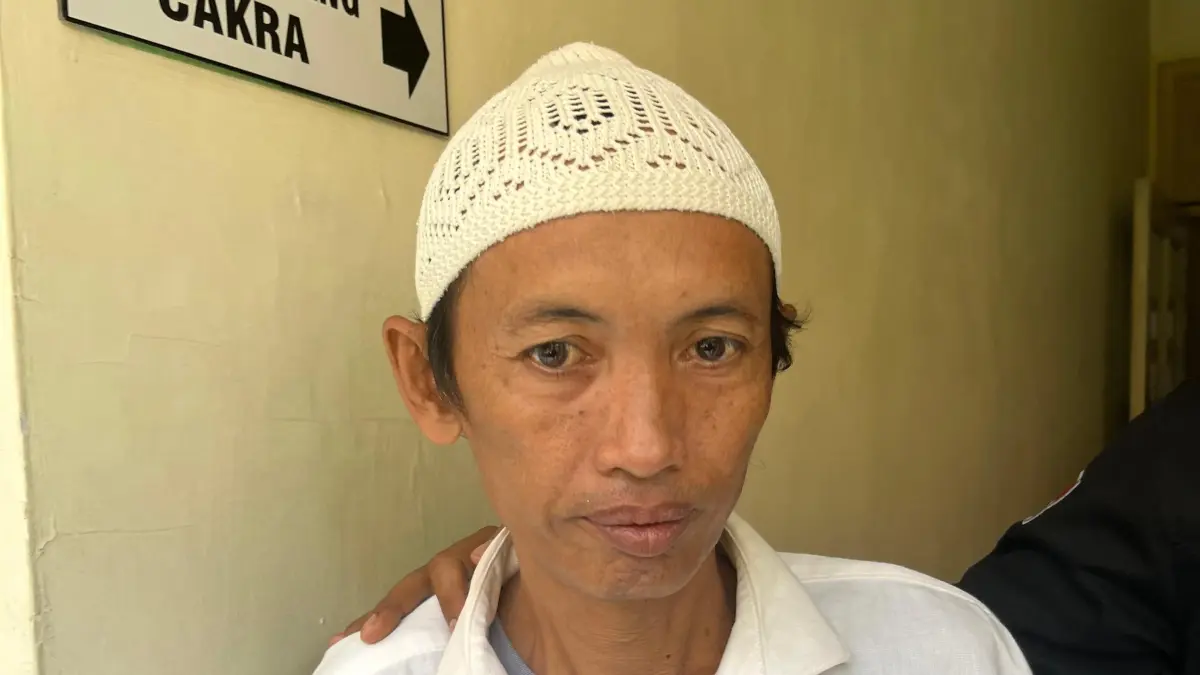 KEBERATAN: Ajib, terdakwa kasus penembakan terhadap mantan mertua usai menjalani sidang tuntutan di Pengadilan Negeri Mojokerto, Selasa (23/4). (Farisma JPRM)