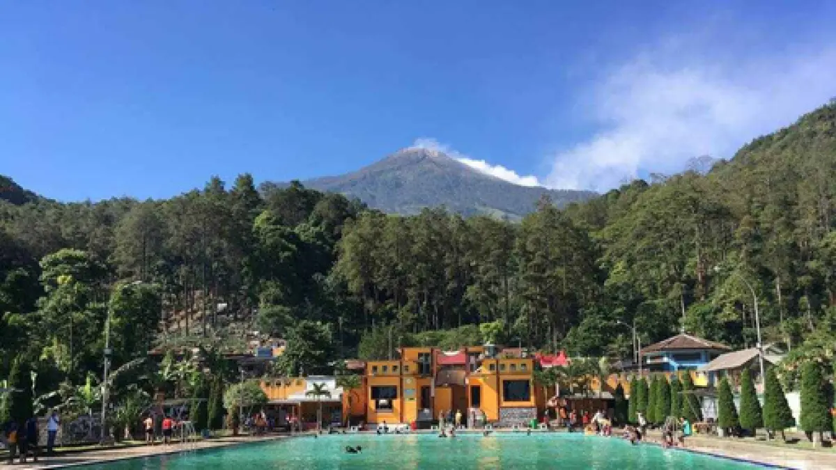 “Hangatnya air Pacet, sejuknya pegunungan — relaksasi alami di Mojokerto.”