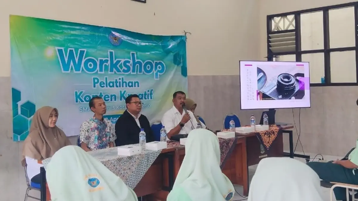 KREATIF DAN UNIK: Siswa SMAN 3 Mojokerto menjalani pelatihan konten kreatif bersama Jawa Pos Radar Mojokerto, Rabu (22/4). (Oce JPRM)