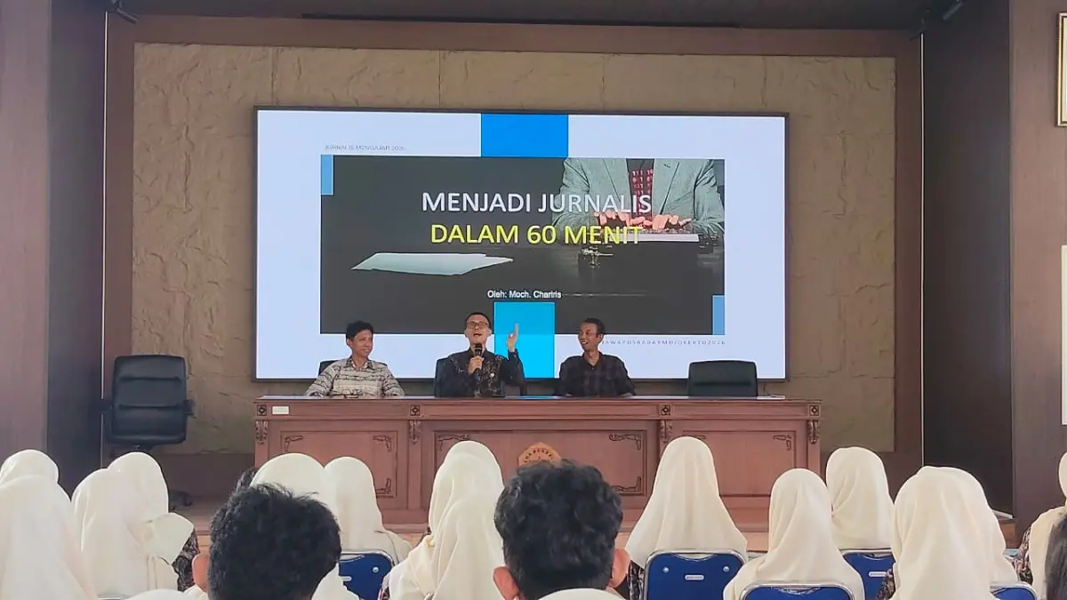 MOTIVASI: Kepala SMAN 2 Mojokerto Abdul Salam saat membuka kegiatan Jurnalis Mengajar yang diikuti 50 siswa, kemarin (23/4). 