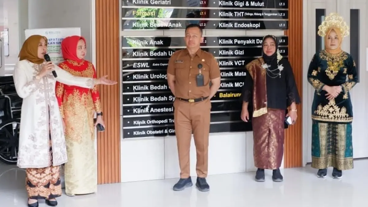 OPTIMALISASI: Program Papa (Pagi Menyapa) menyambut pasien di Poliklinik Terpadu yang dipimpin langsung Wakil Direktur Umum dan Keuangan RSUD Prof. dr. Soekandar Kabupaten Mojokerto, Masulah, SKM, MM.Kes.