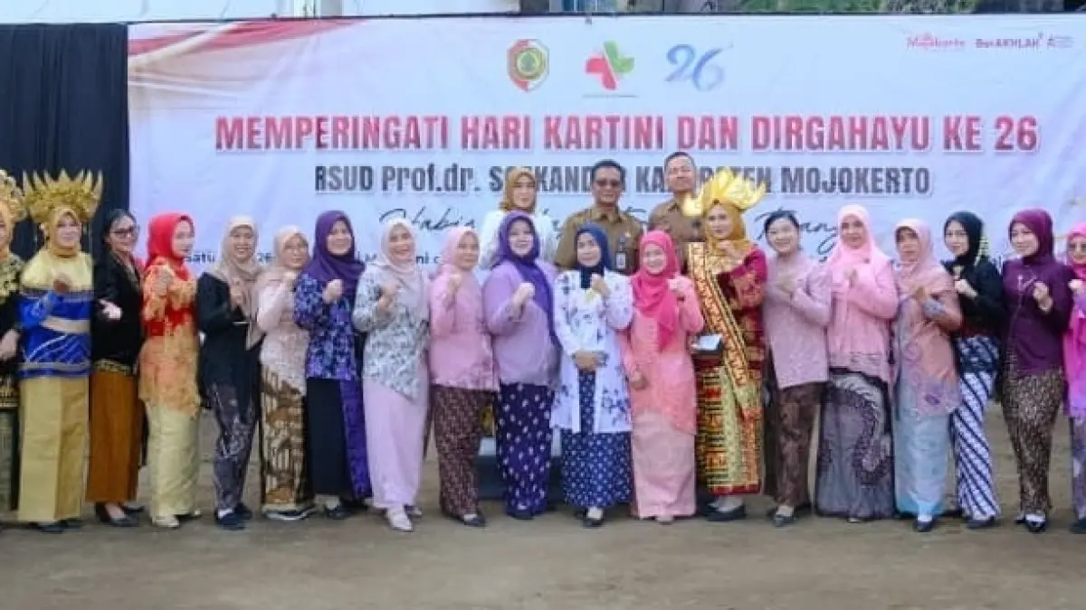 PROFESIONALITAS: Wakil Direktur Umum dan Keuangan RSUD Prof. dr. Soekandar Kabupaten Mojokerto Masulah, SKM, MM.Kes, menjadi pembina apel khusus dalam rangka HUT ke-26 RSUD Prof. dr. Soekandar yang dirangkai dengan Peringatan Hari Kartini 2026, Senin (21/4).