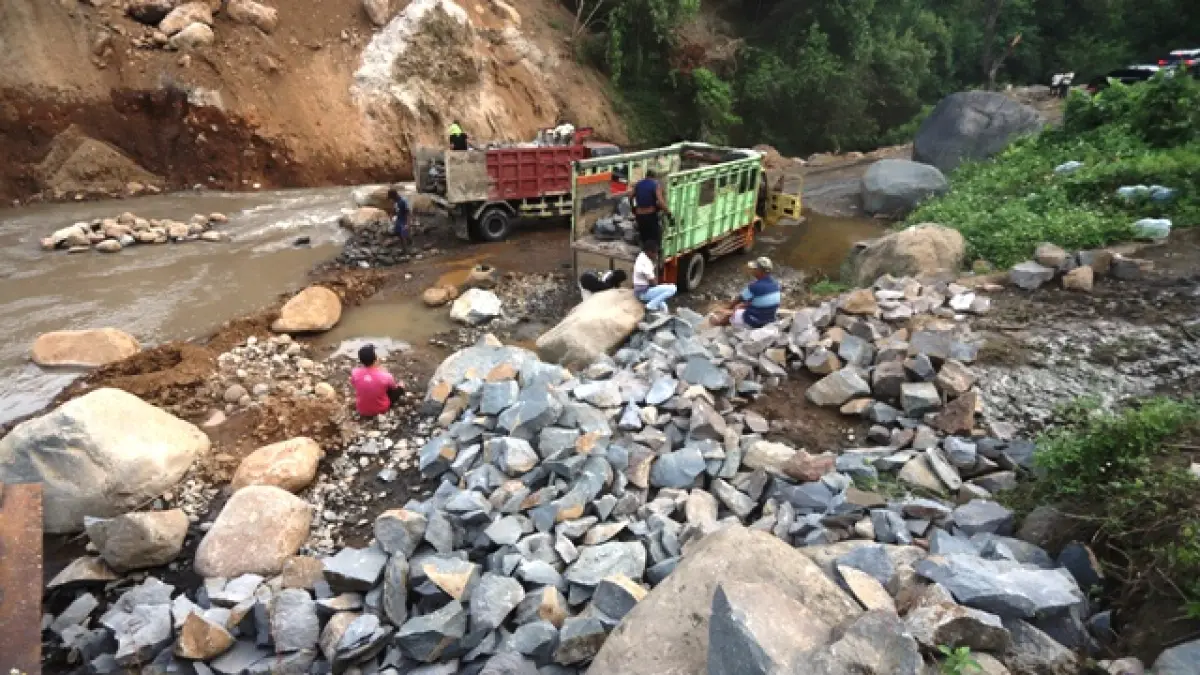 SASARAN SIDAK: Sejumlah pekerja tampak menaikkan bebatuan hasil galian ke atas truk di Desa Pugeran, Kecamatan Gondang, kemarin (23/4). (Sofan JPRM)