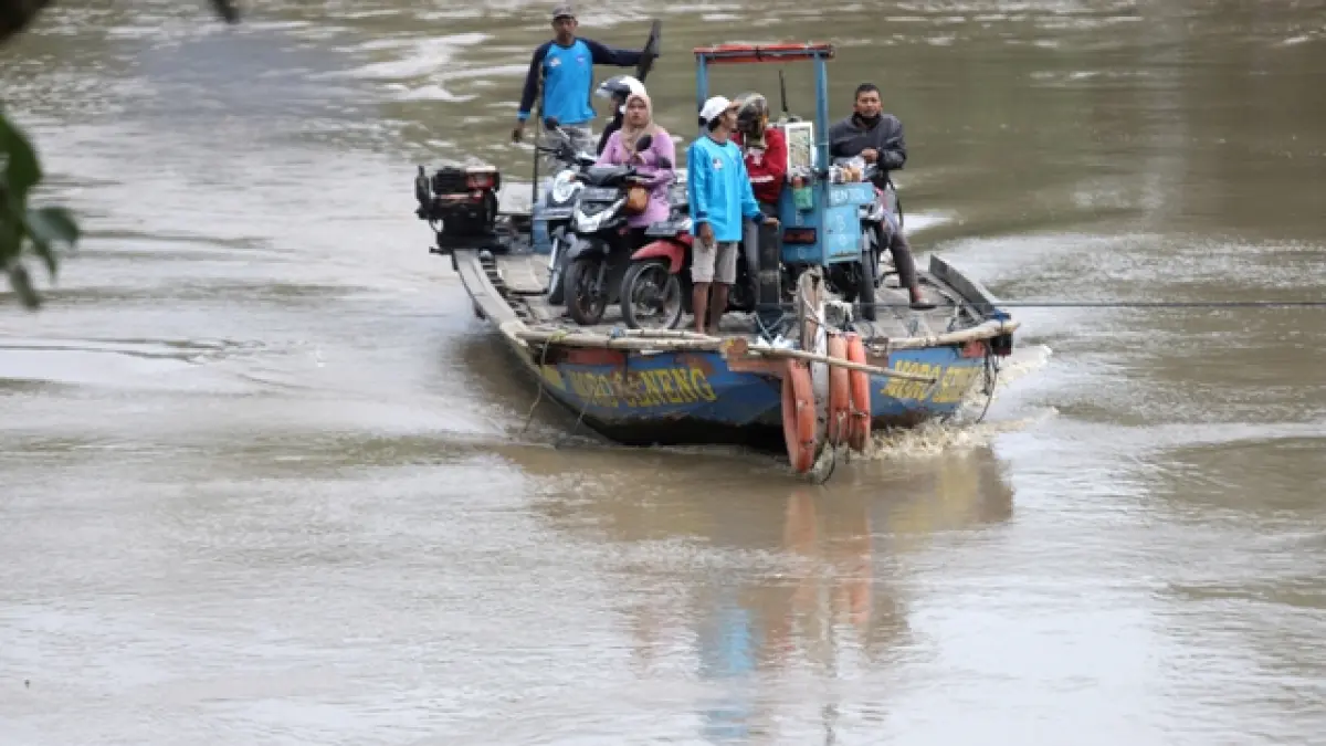 ANDALAN MASYARAKAT KUNO: Aktivitas perahu tambang penyeberangan Sungai Brantas di Desa Betro, Kecamatan Kemlagi, Kabupaten Mojokerto. (Sofan JPRM)