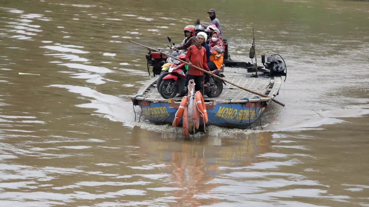 ANDALAN MASYARAKAT KUNO: Aktivitas perahu tambang penyeberangan Sungai Brantas di Desa Betro, Kecamatan Kemlagi, Kabupaten Mojokerto. (Sofan JPRM)