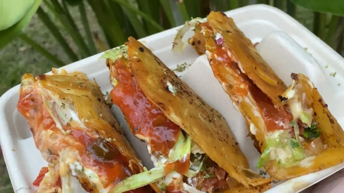 BARU: Jajanan Tacos ala khas Meksiko ini laris manis yang disukai anak-anak hingga remaja yang dihadirkan di Pasar Semeru Kota Mojokerto. (Dodik JPRM)