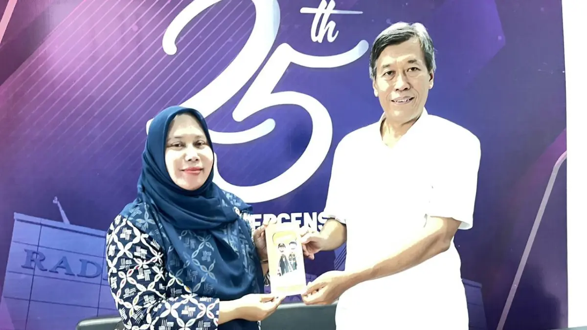 BUNG ITUNG: Kepala BPS Kabupaten Mojokerto Dwi Yuhenny (kanan) menyerahkan brosur SE 2026 kepada Direktur Jawa Pos Radar Mojokerto M. Nur Kholis, kemarin (24/4).&nbsp;(Fatkur JPRM)