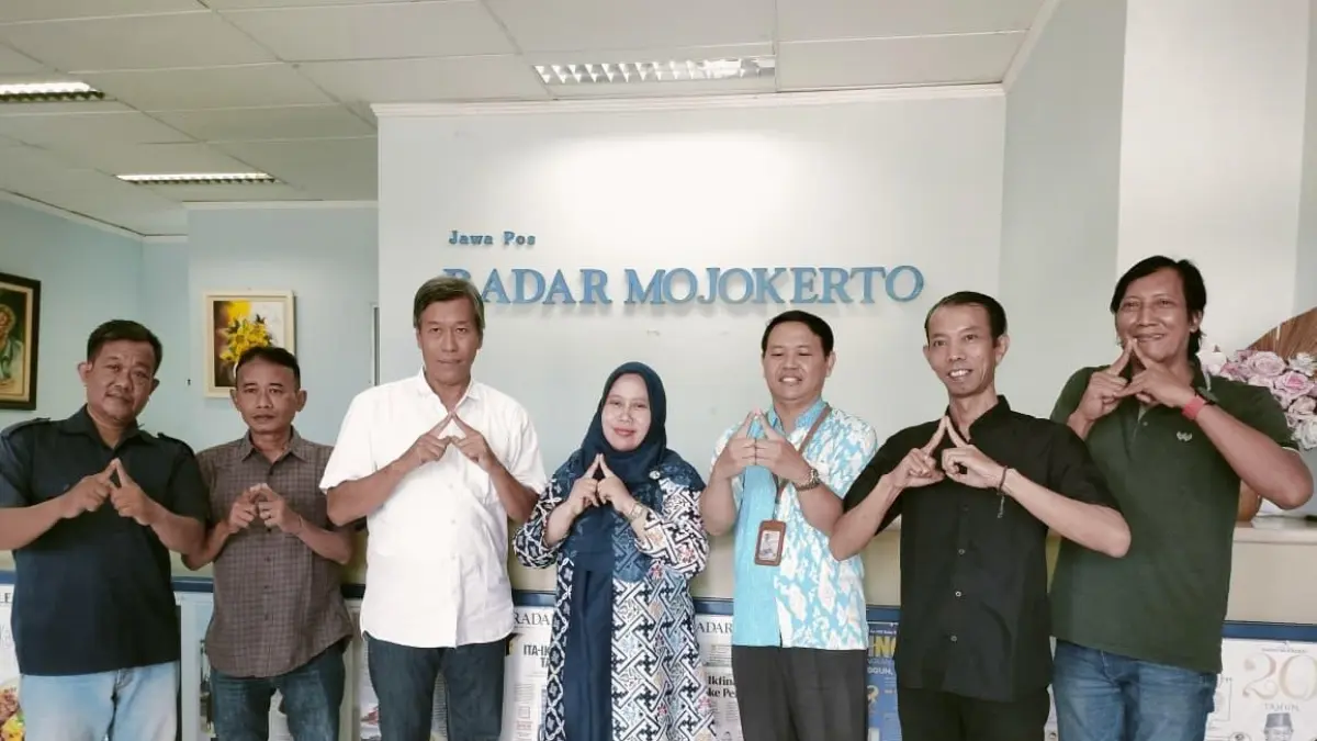 SALAM STATISTIK: Direktur Jawa Pos Radar Mojokerto M. Nur Kholis (tiga dari kiri) bersama kru mendampingi Kepala BPS Kabupaten Mojokerto Dwi Yuhenny dan staf BPS dalam sesi foto bersama usai menggelar kunjungan dan silaturahmi di kantor JPRM, kemarin (24/4). 