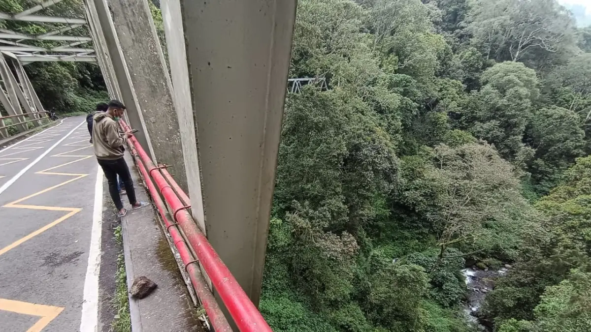 NAHAS: Tempat kejadian perkara peristiwa penemuan jenazah pemuda asal Lumajang yang diduga terjatuh dari atas jembatan di ruas jalan Cangar-Pacet, Kamis (23/4). (Rizal JPRM)