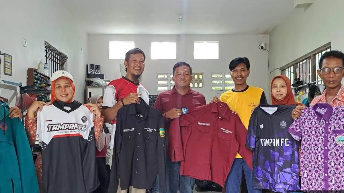 PEMBINAAN: Disperindag Kabupaten Mojokerto didampingi Kades Banjarsari Subagiyo melakukan pembinaan kepada para IKM&nbsp;konveksi di Desa Banjarsari, Kecamatan Jetis, kemarin (24/4). (Dori JPRM)