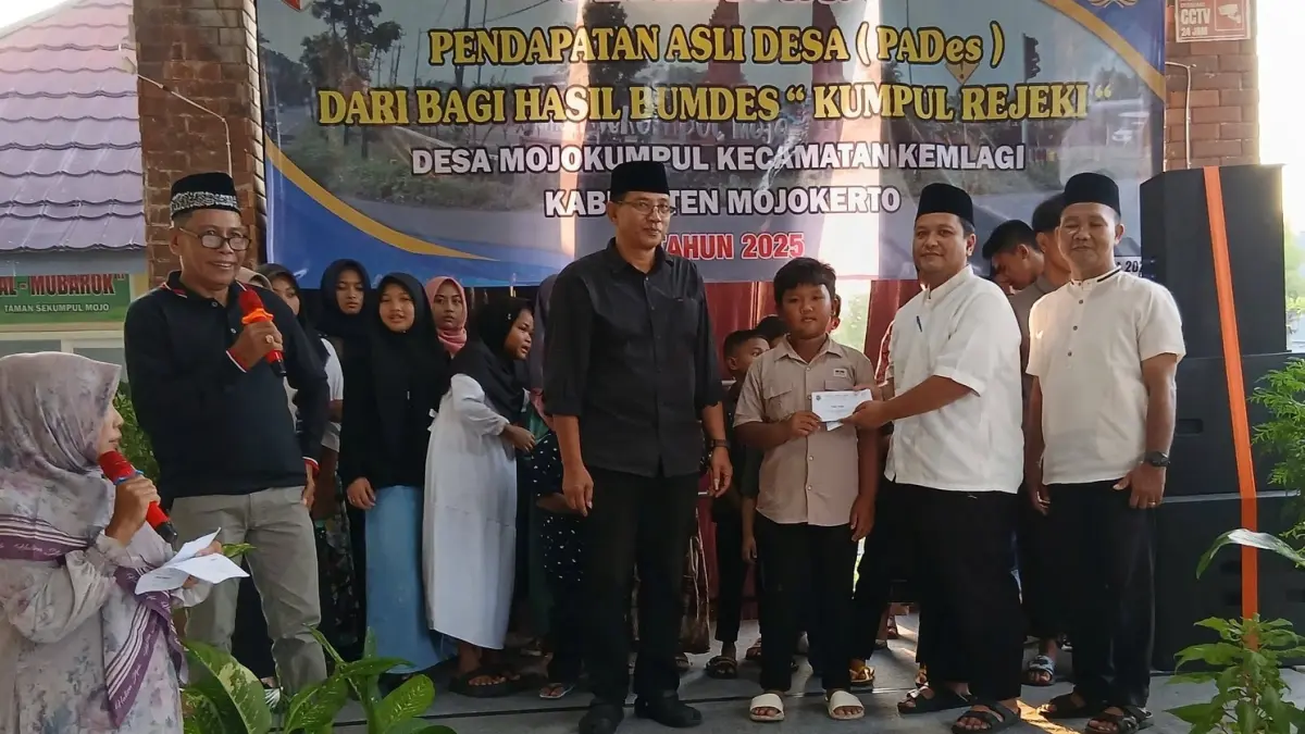 PROFESIONAL: Pengurus BUMDes Kumpul Rejeki, Desa Mojokumpul, Kecamatan Kemlagi membagikan hasil untung pengelolaan usaha kepada warga. (Farisma JPRM)
