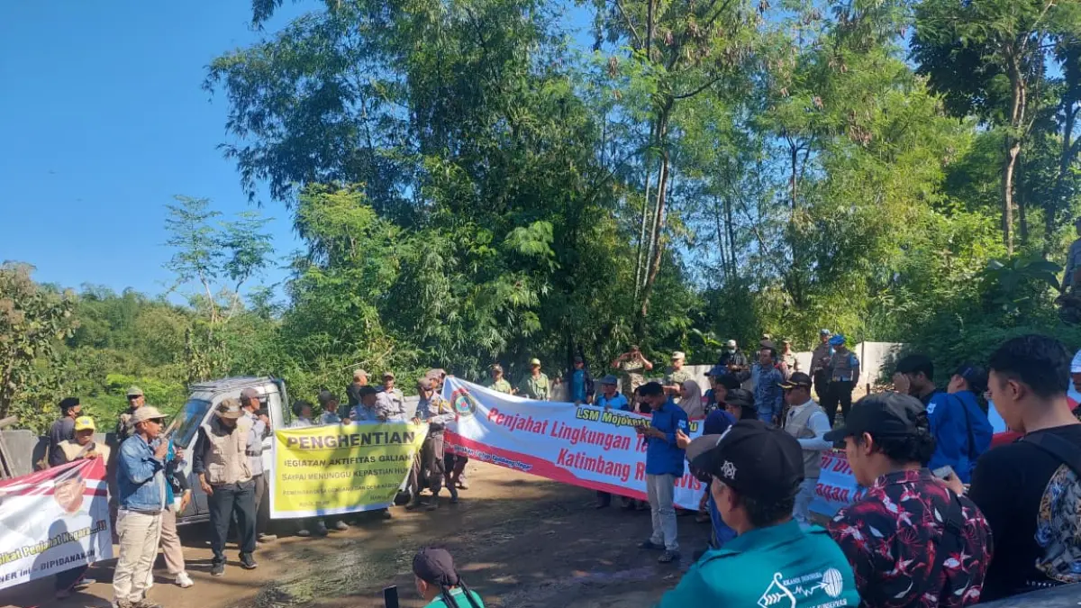 RUSAK LINGKUNGAN: Massa melakukan aksi pemasangan spanduk sebagai bentuk protes di lokasi galian C yang diduga ilegal di Desa/Kecamatan Gondang, Kabupaten Mojokerto, Jumat (24/4). (Rizal JPRM)