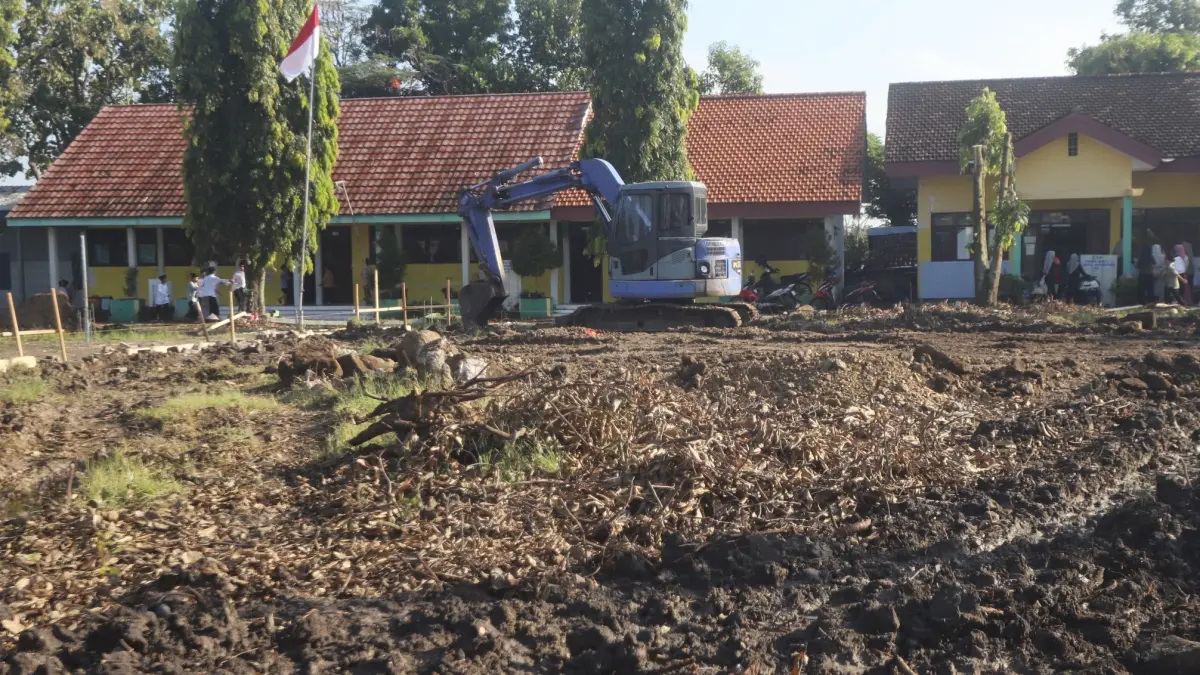 SPORADIS: Kondisi lahan SDN 1 Jatirowo Dawarblandong kemarin (24/4). Dewan guru dan wali murid protes terkait pembangun gedung Koperasi Desa Merah Putih (KDMP) yang menempati lahan sekolah tersebut. (Sofan JPRM)