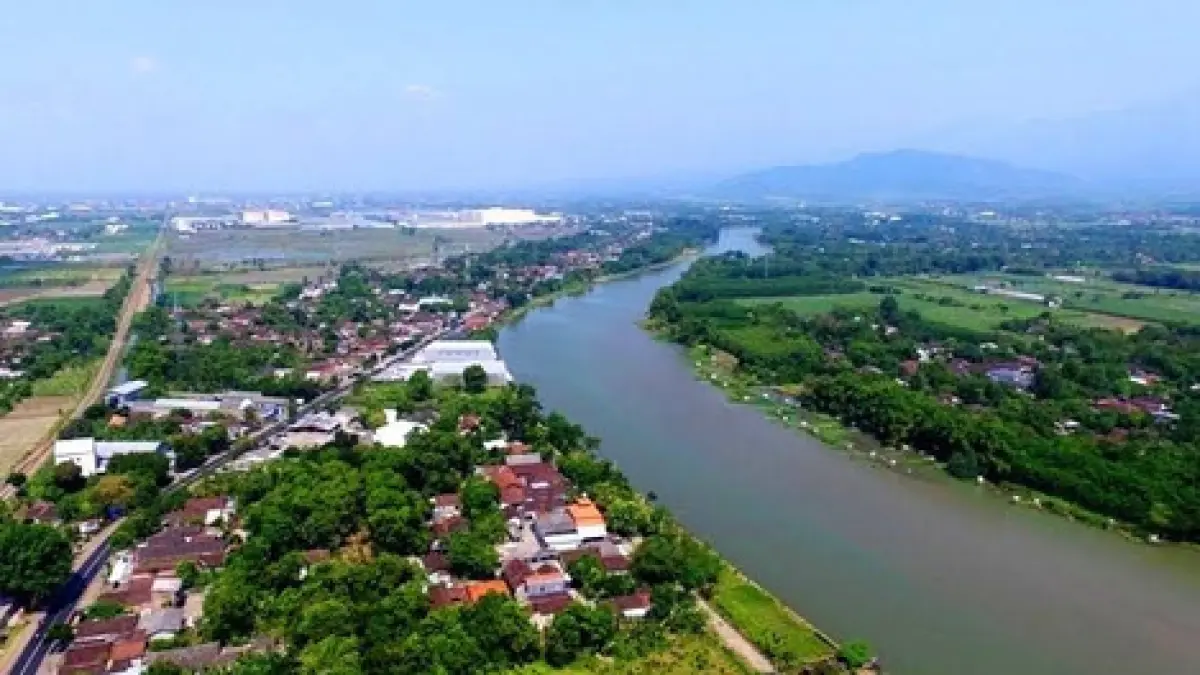 "Sungai Brantas bukan sekadar aliran air, ia adalah nadi kehidupan Majapahit, saksi kejayaan, dan penjaga mitos yang terus hidup di Mojokerto."