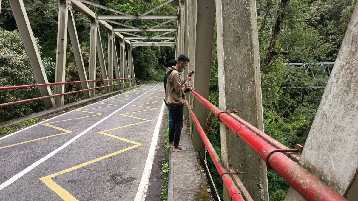 JADI PERHATIAN: Jembatan Cangar 1 di Kecamatan Bumiaji, Batu, yang berbatasan dengan Kecamatan Pacet, Kabupaten Mojokerto, akan dipasangi pagar pengaman setelah kejadian bunuh diri beruntut selama sebulan terakhir. (Rizal JPRM)