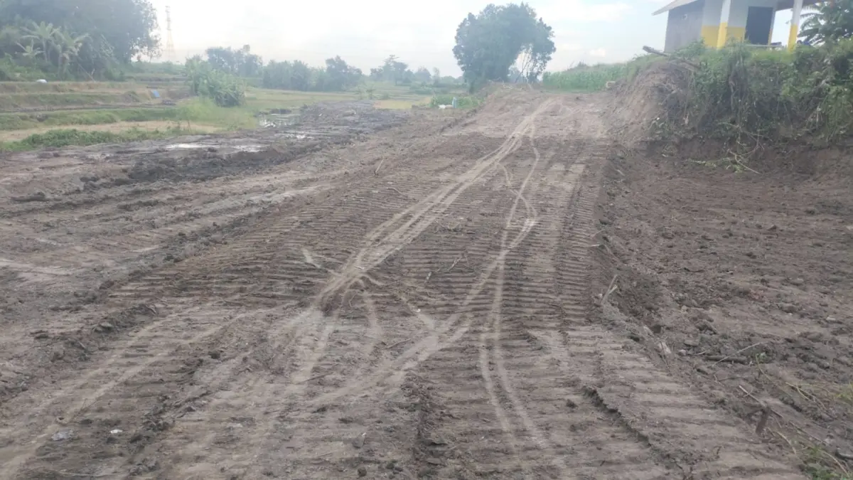 POTENSIAL: Akses jalan menuju wisata air Waduk Beran mulai dibuka dan dilebarkan untuk pengunjung.&nbsp;(Farisma JPRM)