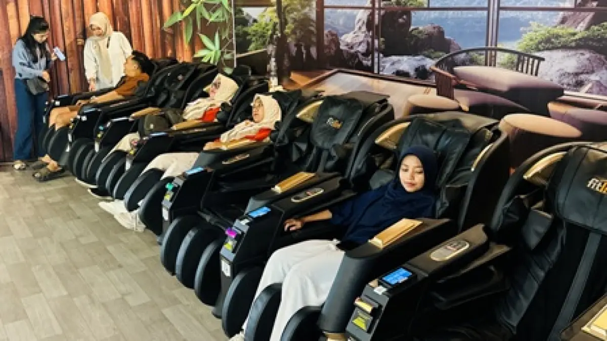 RILEKS: Tenant Fitlink sangat diminati pengunjung Sunrise Mall Mojokerto saat ingin merelaksasi tubuh seusai beraktivitas sepanjang hari. (Dodik JPRM)