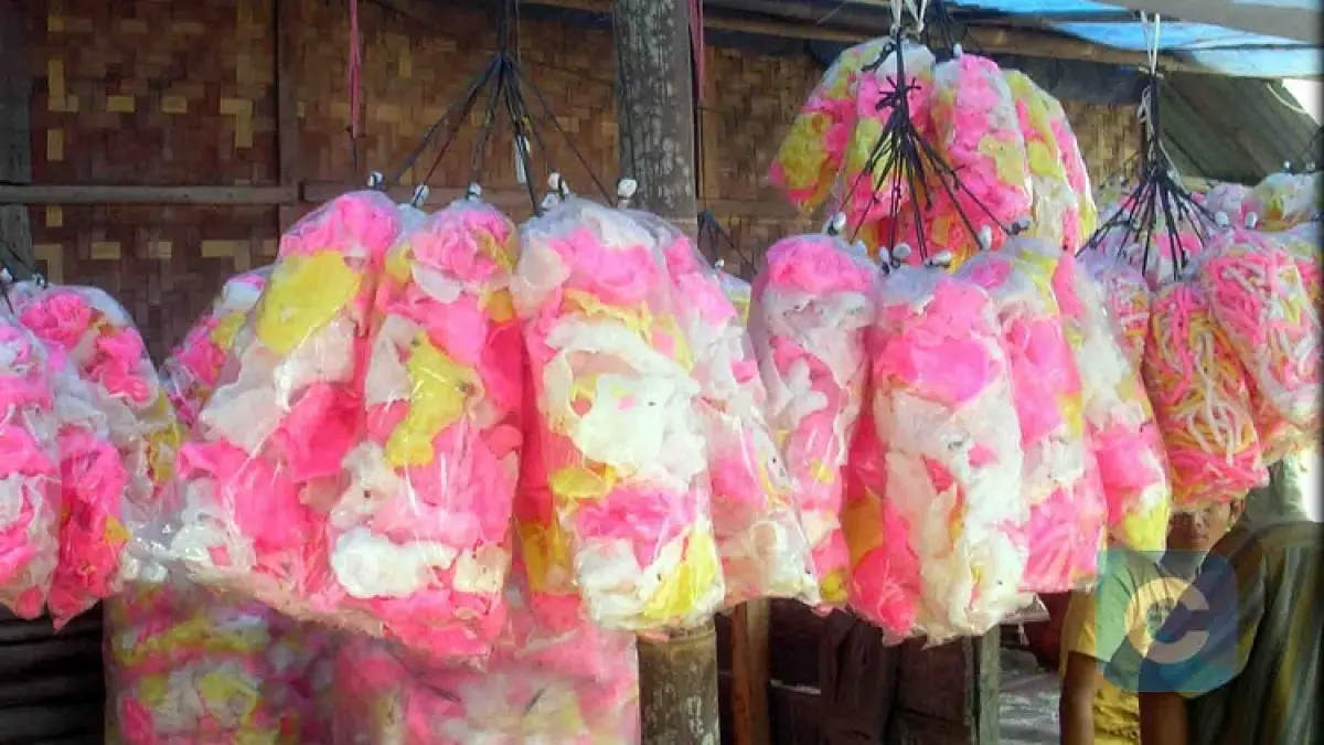 Salah satu makanan khas Mojokerto selain Onde-Onde adalah Krupuk Upil