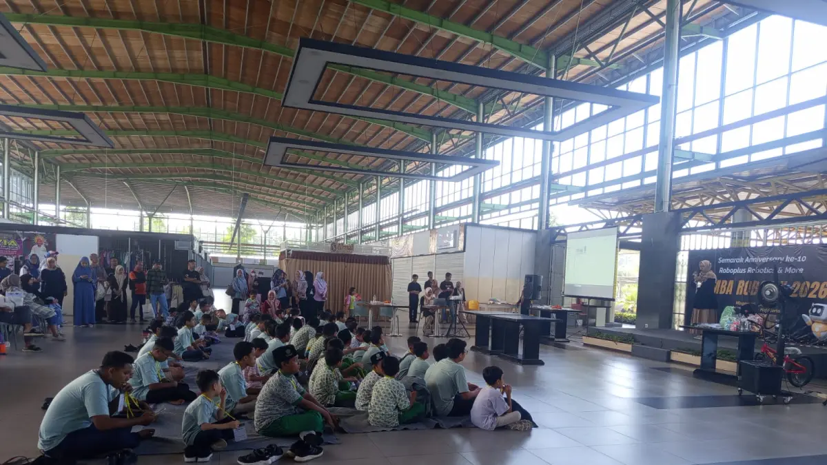ANTUSIAS: Para peserta lomba Robotik sedang mendengarkan arahan sebelum event dimulai. (Dodik JPRM)
