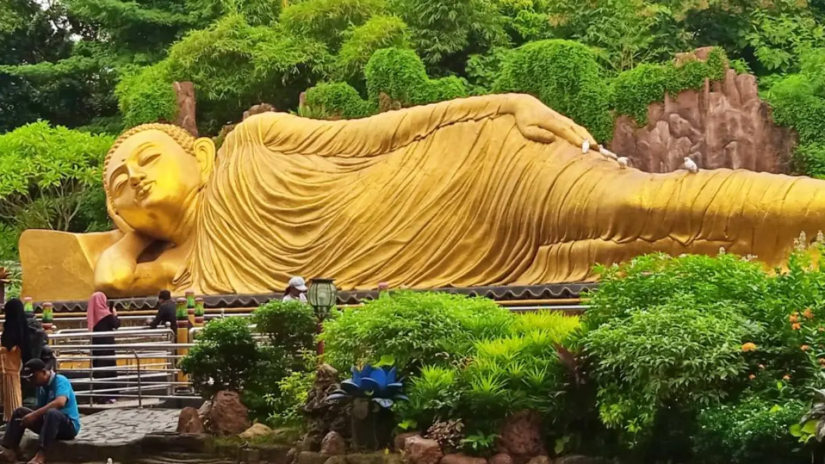 Area vihara cukup luas dan tertata rapi, sehingga nyaman untuk dikunjungi.