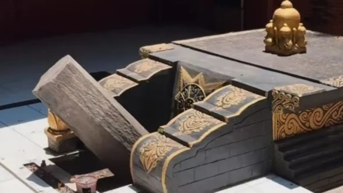 Batu Patok Gajah Mada di Trowulan, saksi sumpah Palapa yang tak tergoyahkan.