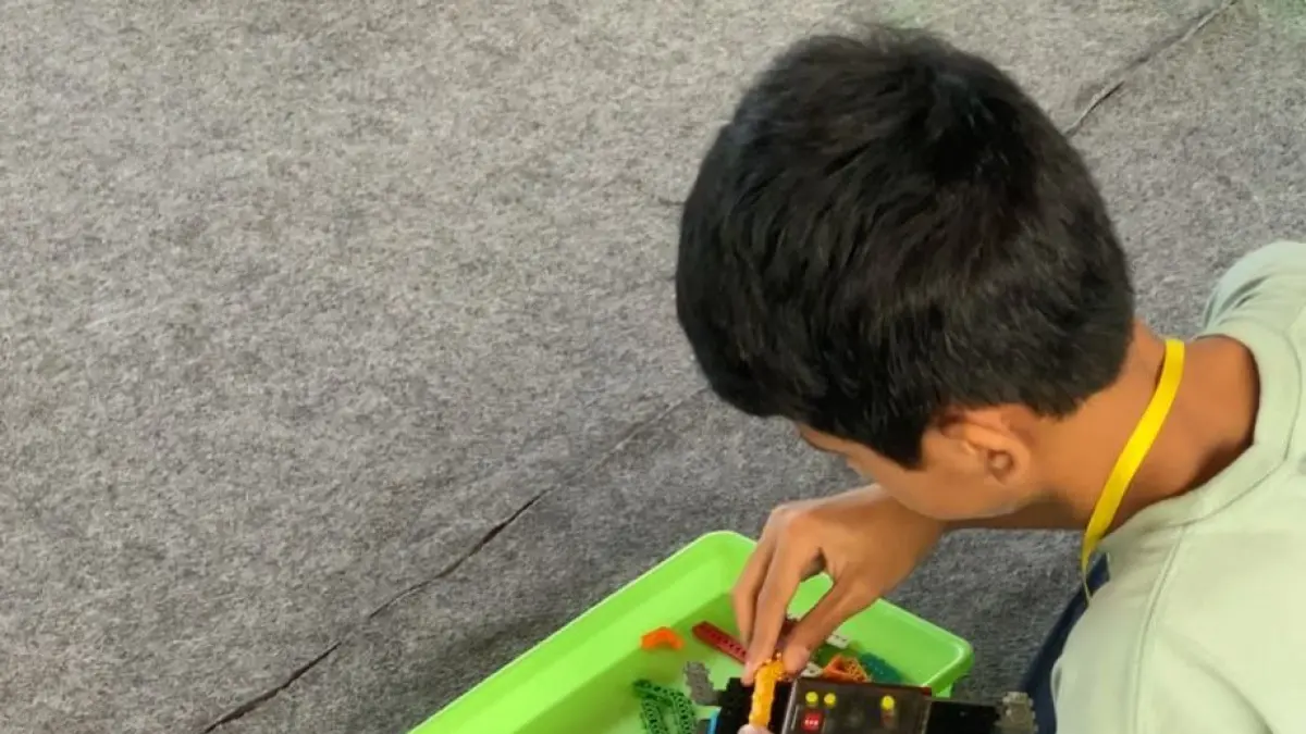 CEPAT: Peserta level Junior kategori Brickspeed sangat cepat merangkai robot sesuai tema.