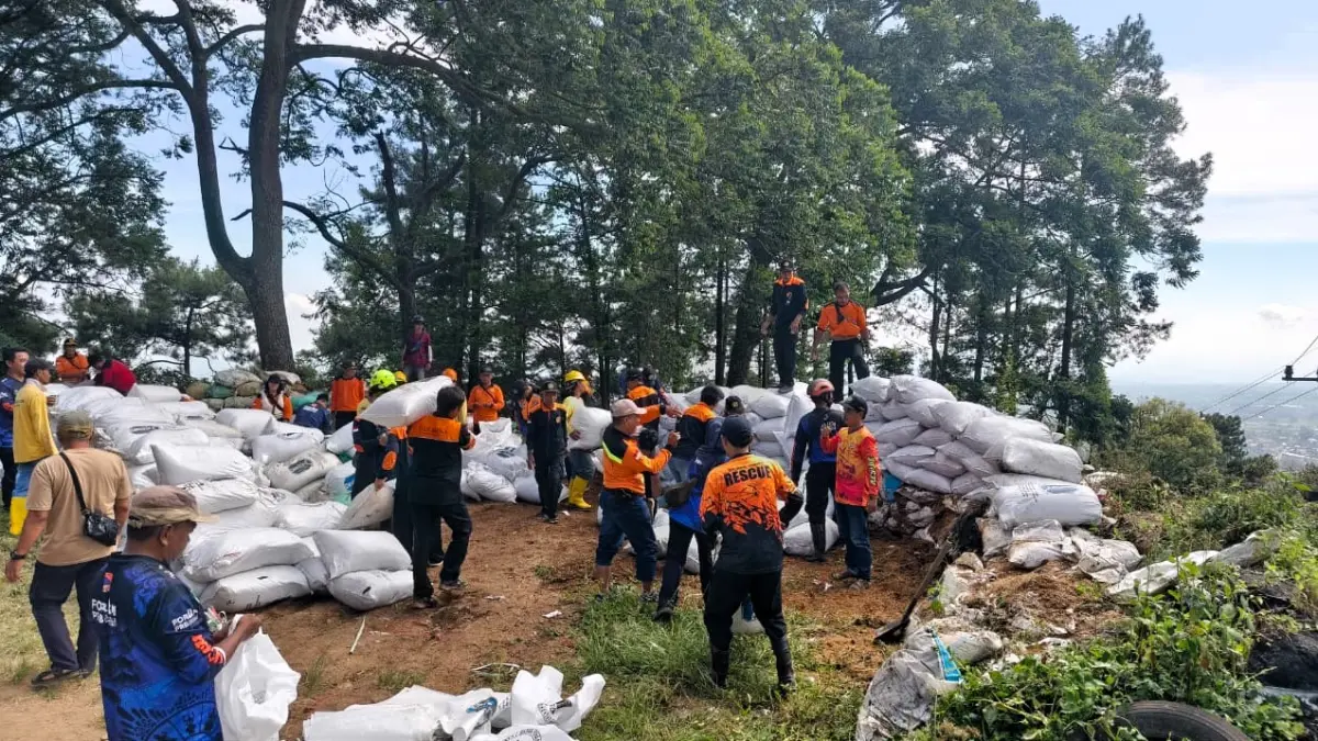 DIDANDANI: Relawan FPRB Kabupaten Mojokerto merevitalisasi benteng sekam jalur penyelamat&nbsp;rest area Sendi, Minggu (26/4) pagi. (Martda JPRM)