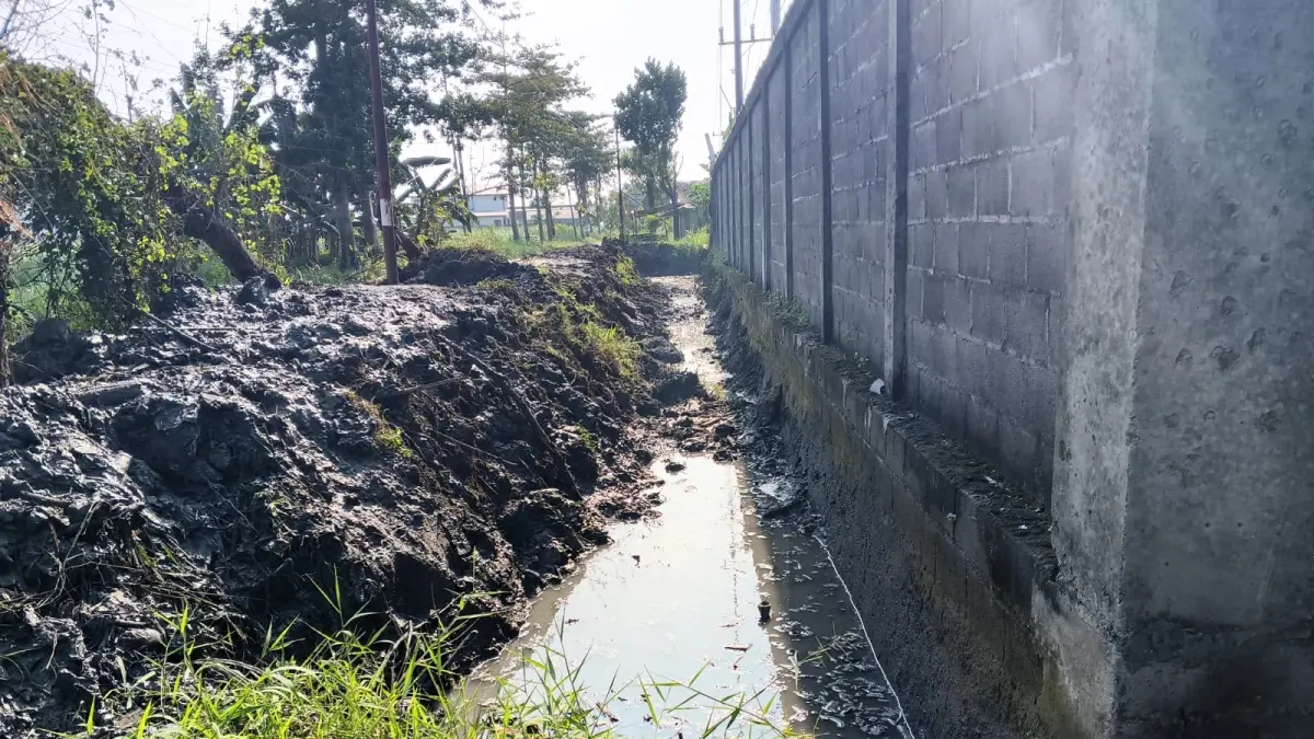 DRAINASE ALAMI: Penampakan saluran drainase Mojolebak-Parengan, Kecamatan Jetis, yang masih belum dibangun permanen.&nbsp;(Martda JPRM)