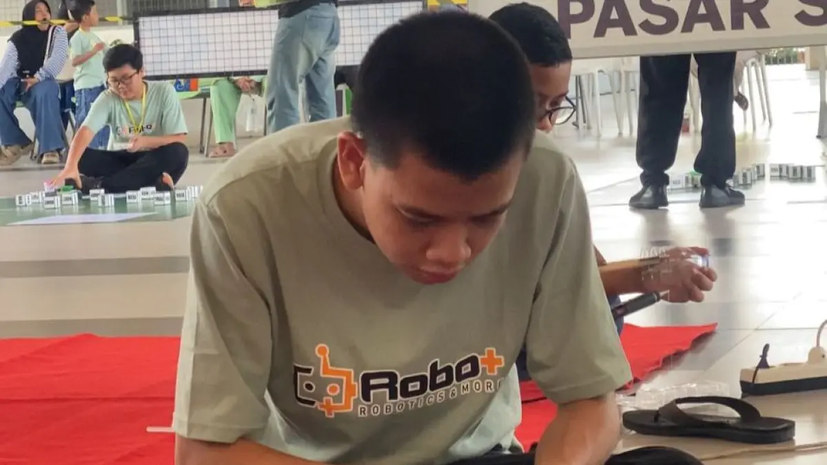 FOKUS: Peserta level senior kategori Creative sangat fokus dalam merakit.