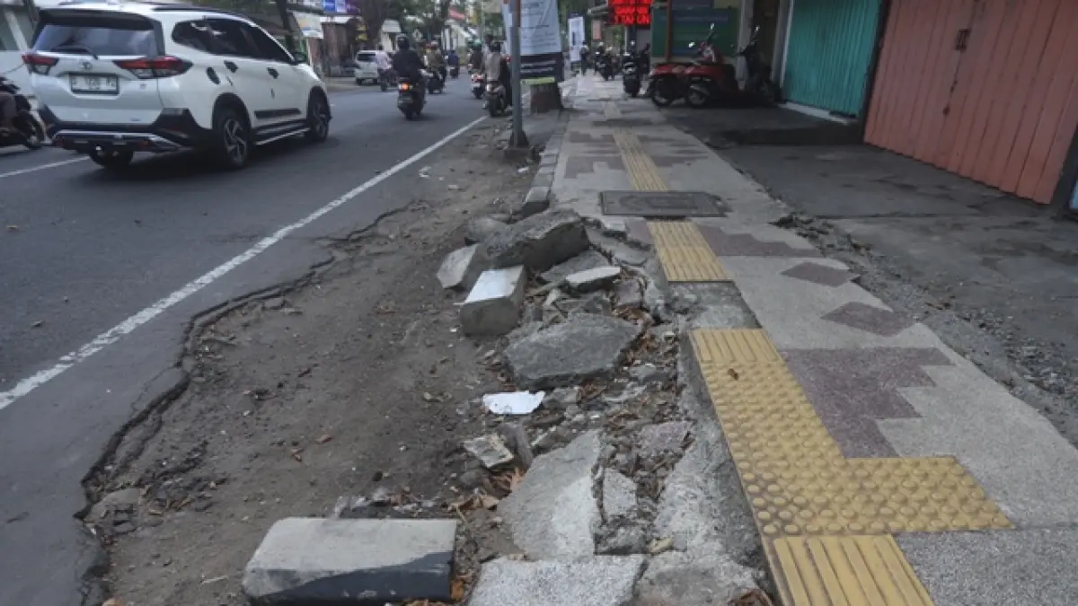 HANCUR: Kerusakan trotoar di Jalan Mojopahit Selatan, Kota Mojokerto membahayakan pejalan kaki, Minggu (26/4). (Sofan JPRM).