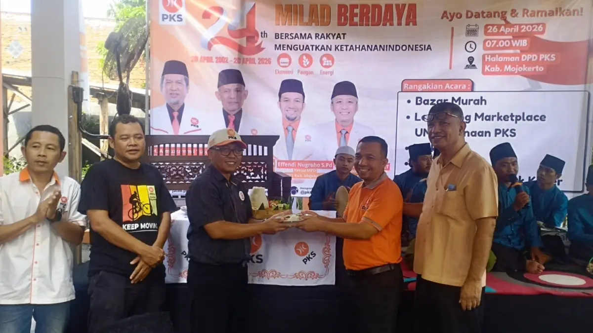 Ketua DPD PKS Kabupaten Mojokerto, Sigit Rahmanto saat pemotongan tumpeng Milad ke-24 PKS Kabupaten Mojokerto, Minggu (26/4). (Basuni JPRM)