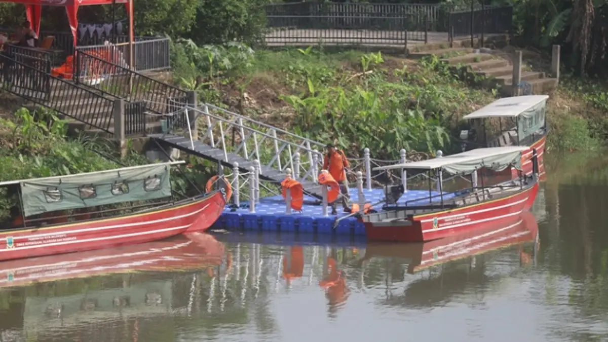 NIHIL KUNJUNGAN: Seorang petugas terlihat menata pelampung di dermaga wisata susur sungai Ngotok, Kecamatan Prajurit Kulon, Kota Mojokerto, Minggu (26/4). (Sofan JPRM)