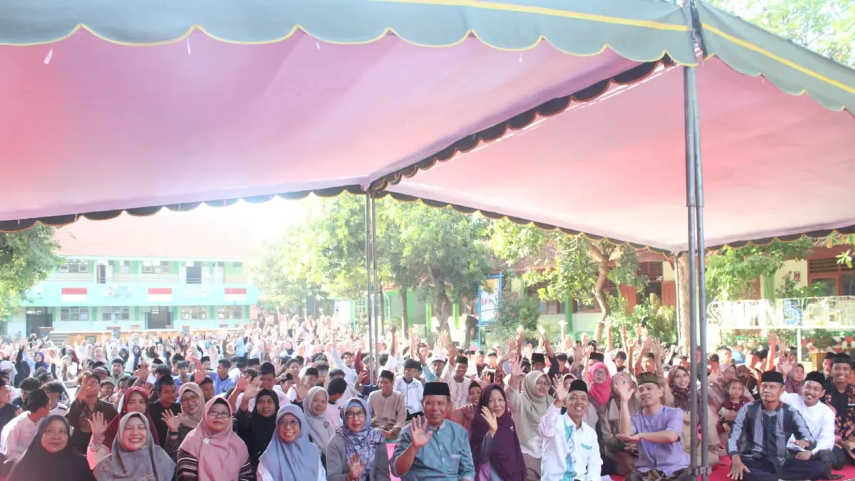 PEMBIASAAN RELIGI: Plt Kepala SMPN 5 Mojokerto Rejo memimpin pelaksanaan salah satu kegiatan keagamaan.